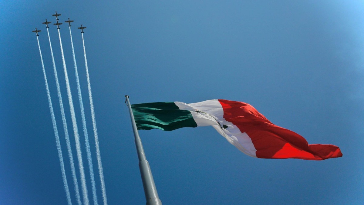 La Fuerza Aérea Mexicana ha realizado desfiles durante el inicio de los partidos de México. | Foto: Cuartoscuro