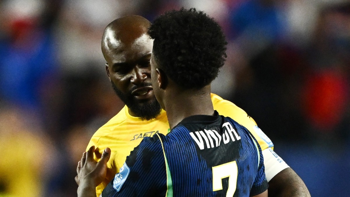 Johny Placide regala playera de Vinicius Jr a su hijo tras partido de Brasil vs Haití (Reuters)