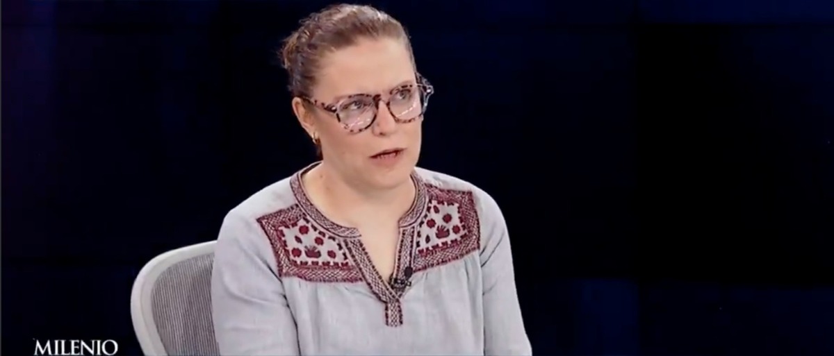 Mariana Anzorena, coautora de la obra, durante la entrevista con Alejandro Domínguez. | Foto: MILENIO Televisión