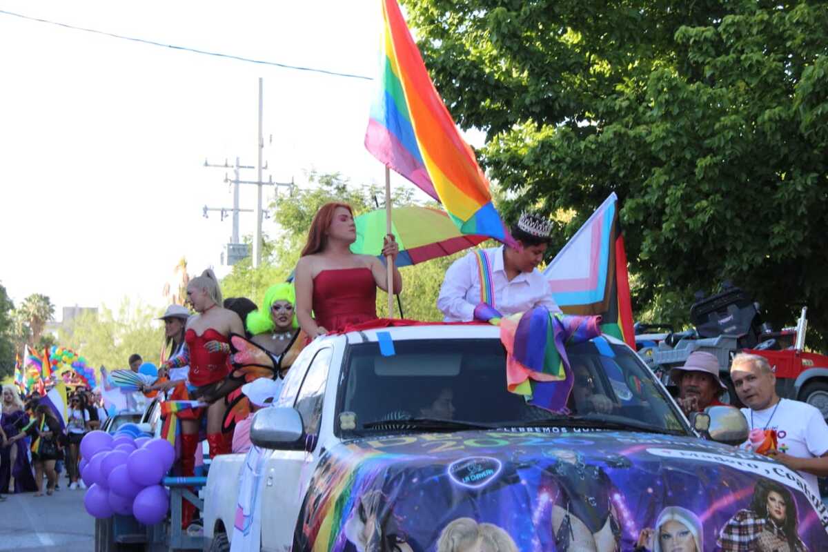 En Torreón, marcha LGBTQ+ reúne a cientos en el centro. | Roberto Amaya.