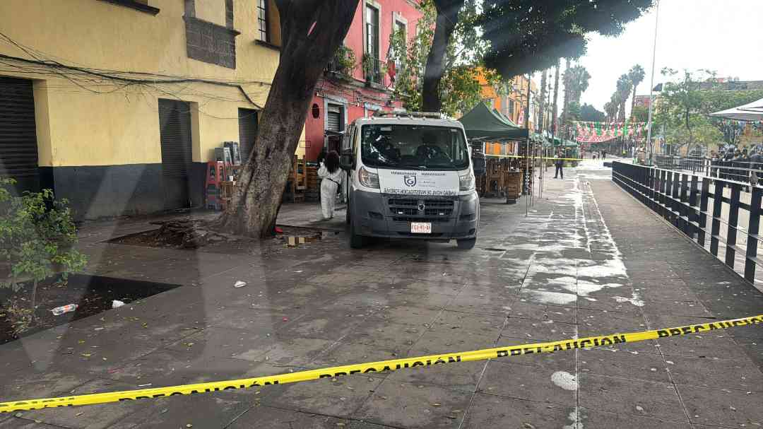 Vehículo de la Fiscalía capitalina al exterior de la cantina San Luis en Plaza Garibaldi. | Jorge Becerril