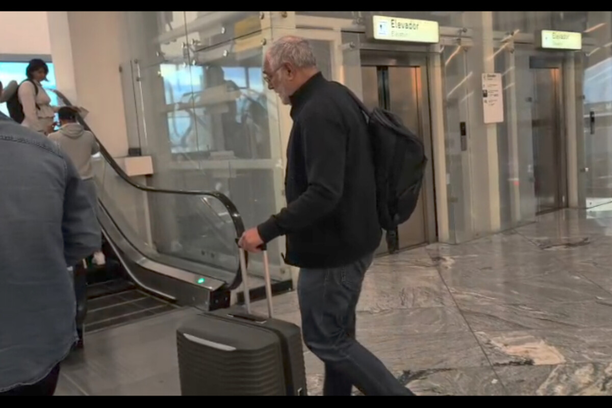 Andoni Zubizarreta llegó al aeropuerto de Guadalajara. (Kevin Hernández)