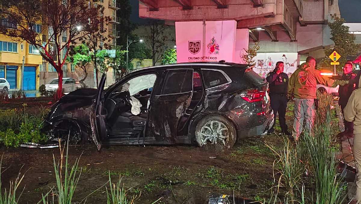 La camioneta fue retirada del lugar tras la valoración de los tripulantes. | Foto: Enrique Luna
