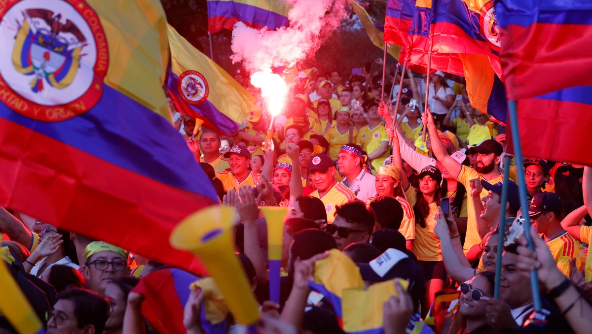 Algunos ciudadanos salieron a celebrar tras conocer el resultado preliminar. | Foto: EFE