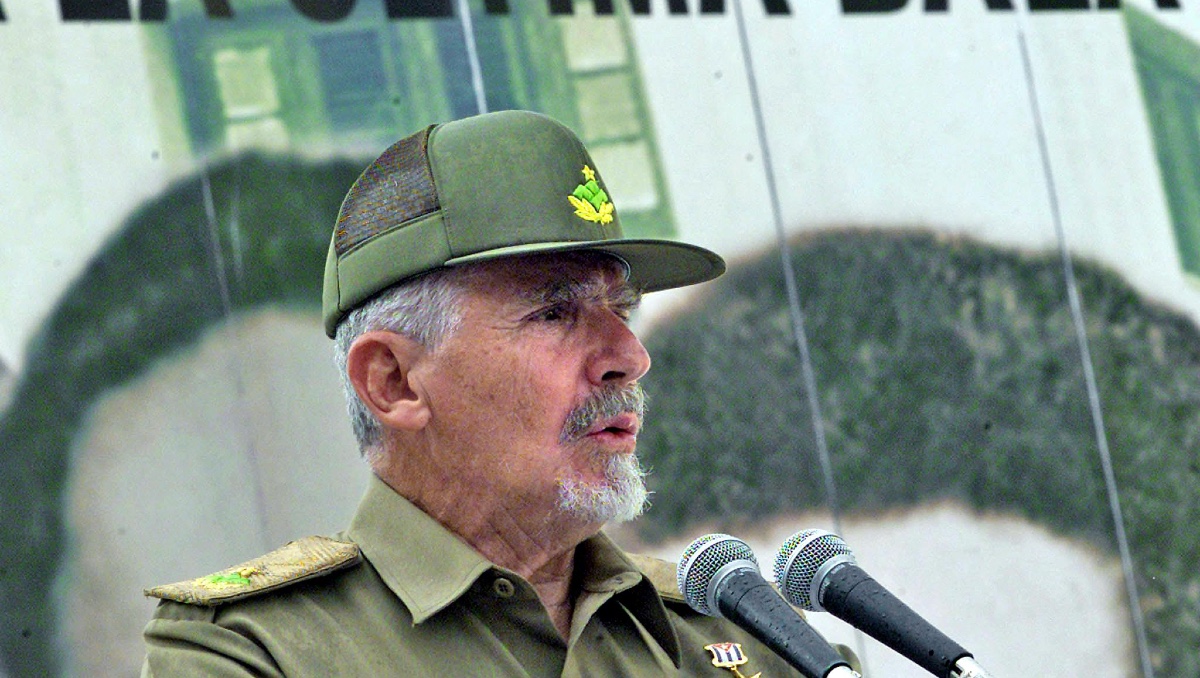 Comandante cubano Ramiro Valdés pronuncia un discurso el 8 de noviembre de 2003 en Santo Suárez. | AFP