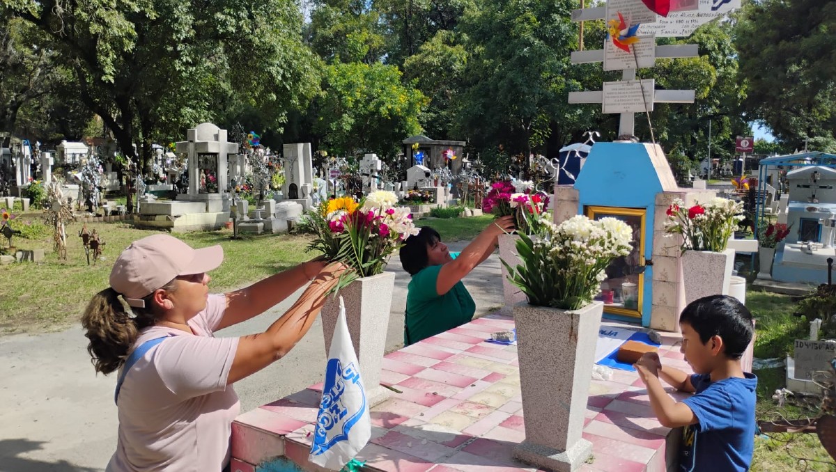 Familias poblanas visitan a sus padres en el Panteón Municipal | Especial