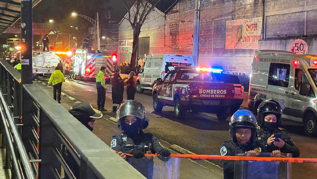 El incendio se registró cerca de la estación Escuadrón 201 del Metro. | Foto: Enrique Luna