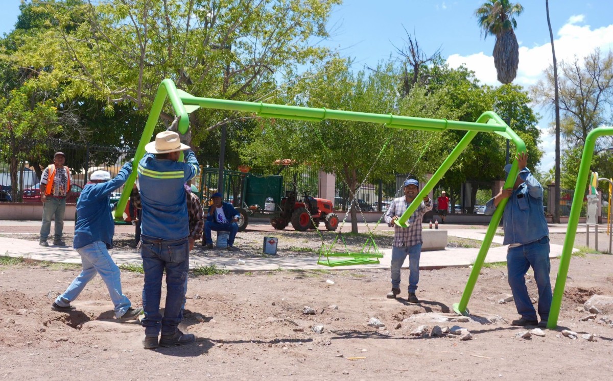 Instalan nuevos juegos en el bosque Venustiano de Torreón. | Foto: Redes sociales Servicios Públicos