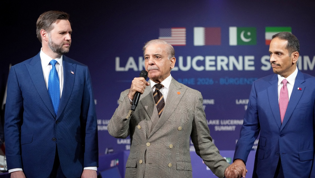 El primer ministro de Pakistán, Shehbaz Sharif, habla junto a JD Vance, y el jeque Mohammed bin Abdulrahman bin Jassim Al-Thani. | AFP