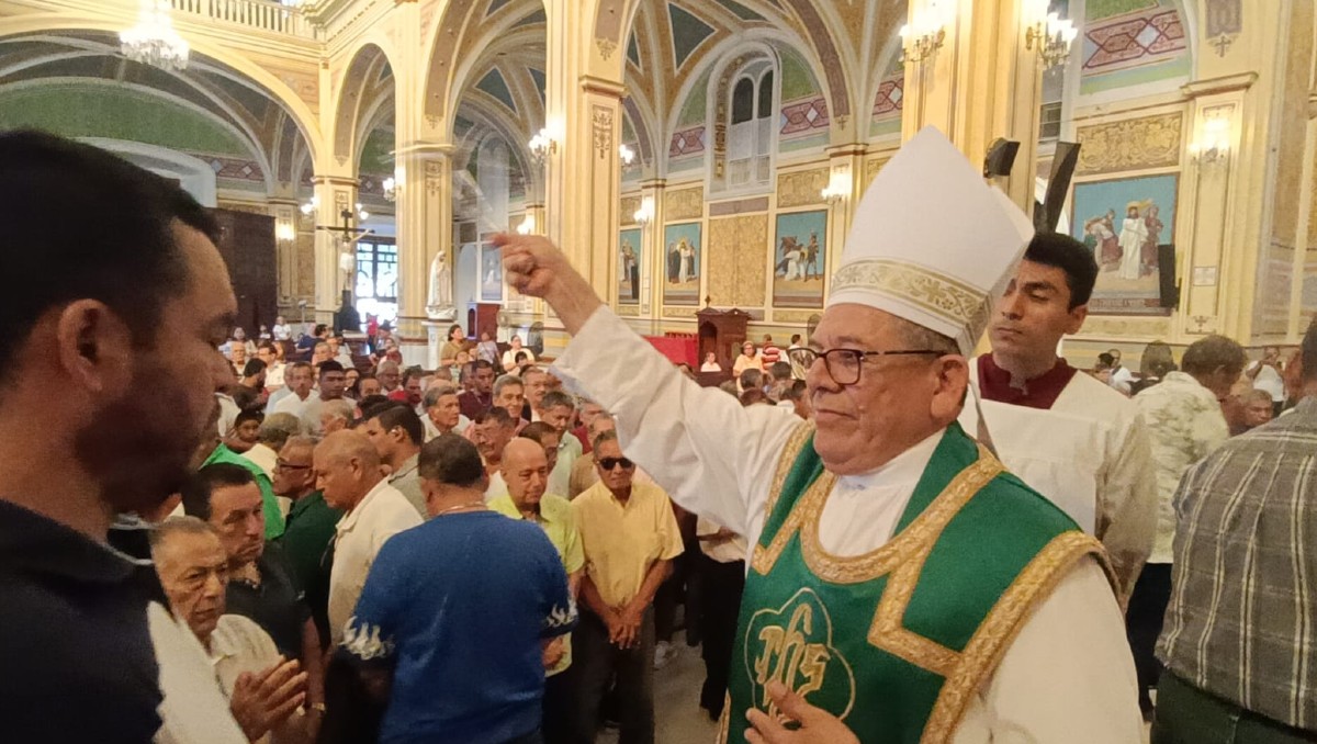 El Obispo Margarito Salazar Cárdenas bendijo a padres de familia durante la misa del Día del Padre en la Catedral de Tampico. (Jesús Alberto García)