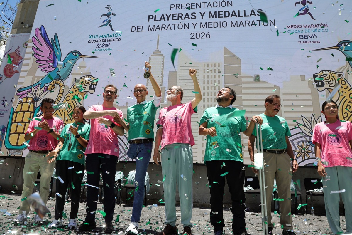 Presentan playeras, medallas y ruta del Medio Maratón de CdMx. | Foto: Armando Martínez