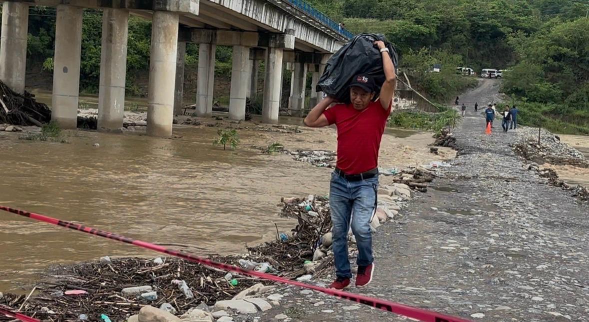 Puente caído mantiene aislado a Xochiatipan. (Wendy Salazar)