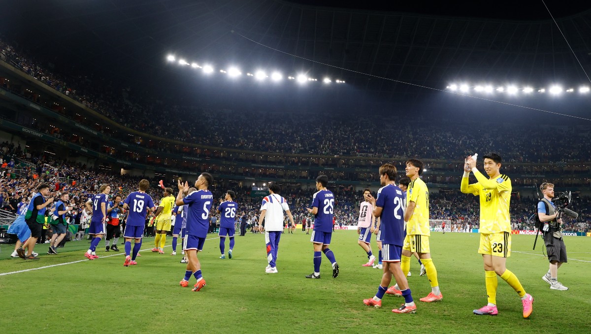 La Selección de Japón se despide de Monterrey su victoria ante Túnez en el partido mil del Mundial (EFE)