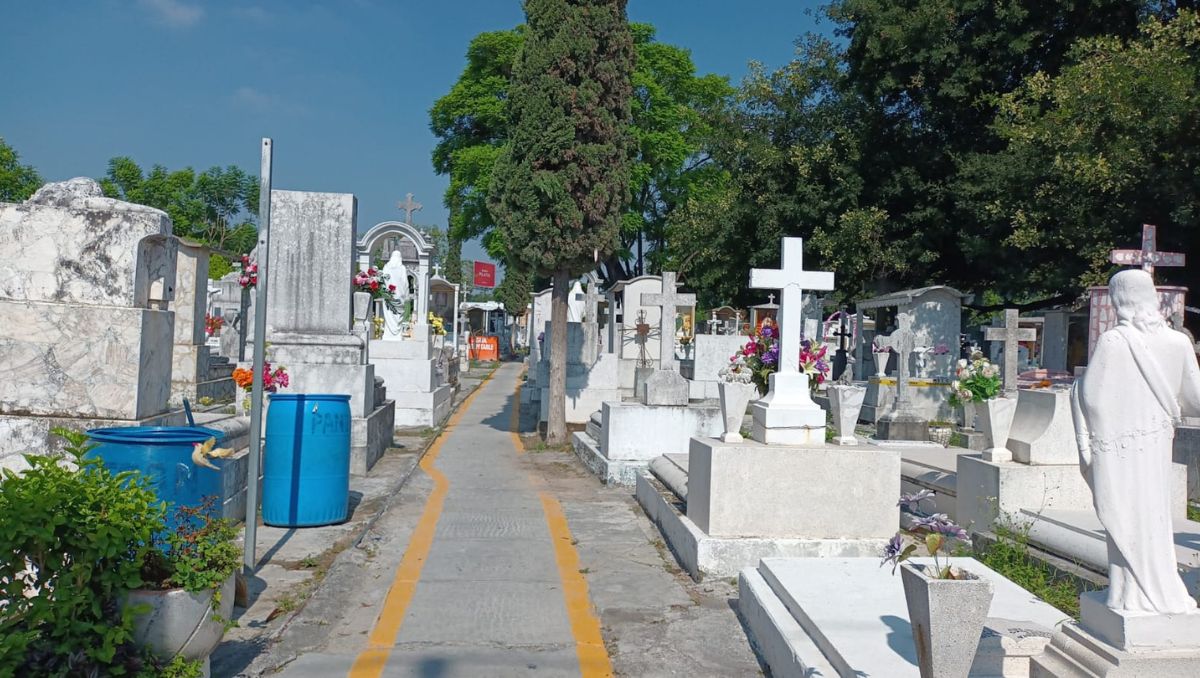 La señora María Elena acudió al panteón a visitar a su padre, quien hace más de 10 años falleció. | Lolita Lastra