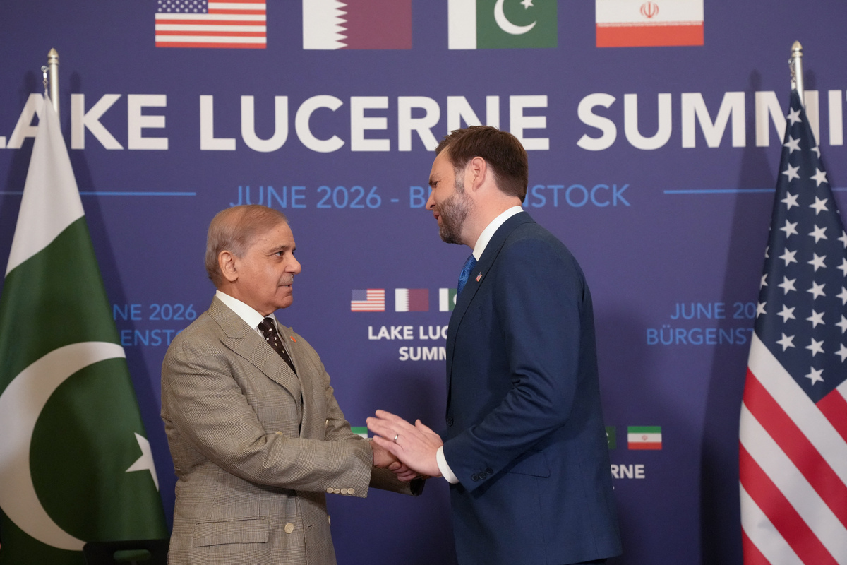 El vicepresidente de EU., JD Vance, se da la mano con el primer ministro de Pakistán, Shehbaz Sharif, en Burgenstock. | Foto: AFP