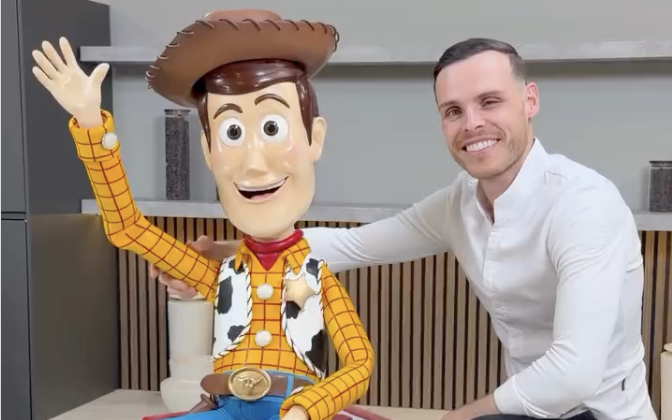 Chef esculpe una impresionante figura de Woody de chocolate | VIDEO