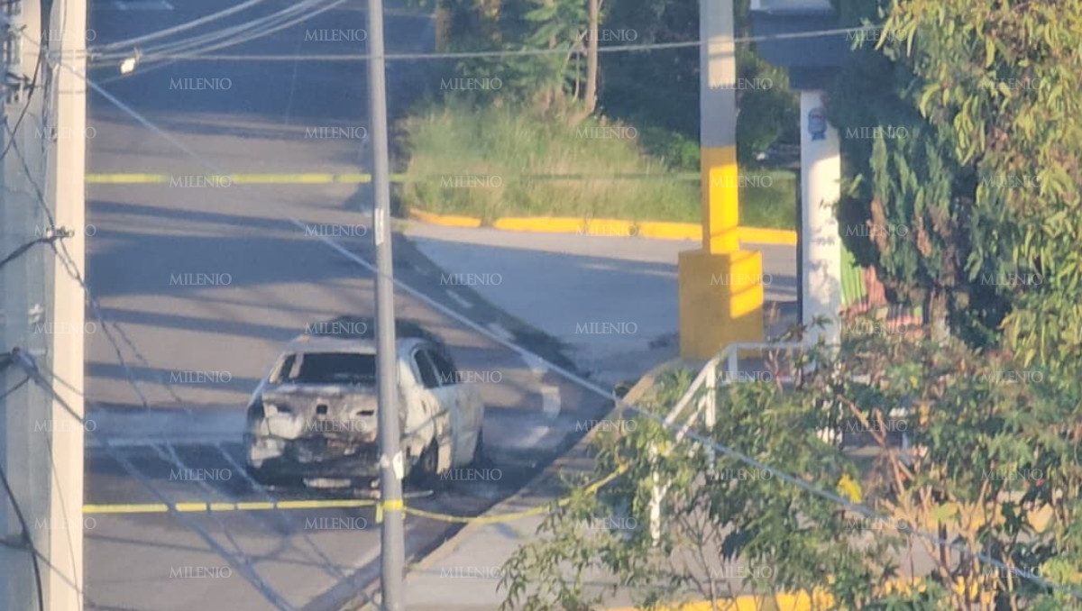 Incendian vehículo con dos cuerpos en el interior en Periférico Ecológico  | Daniel Hernández