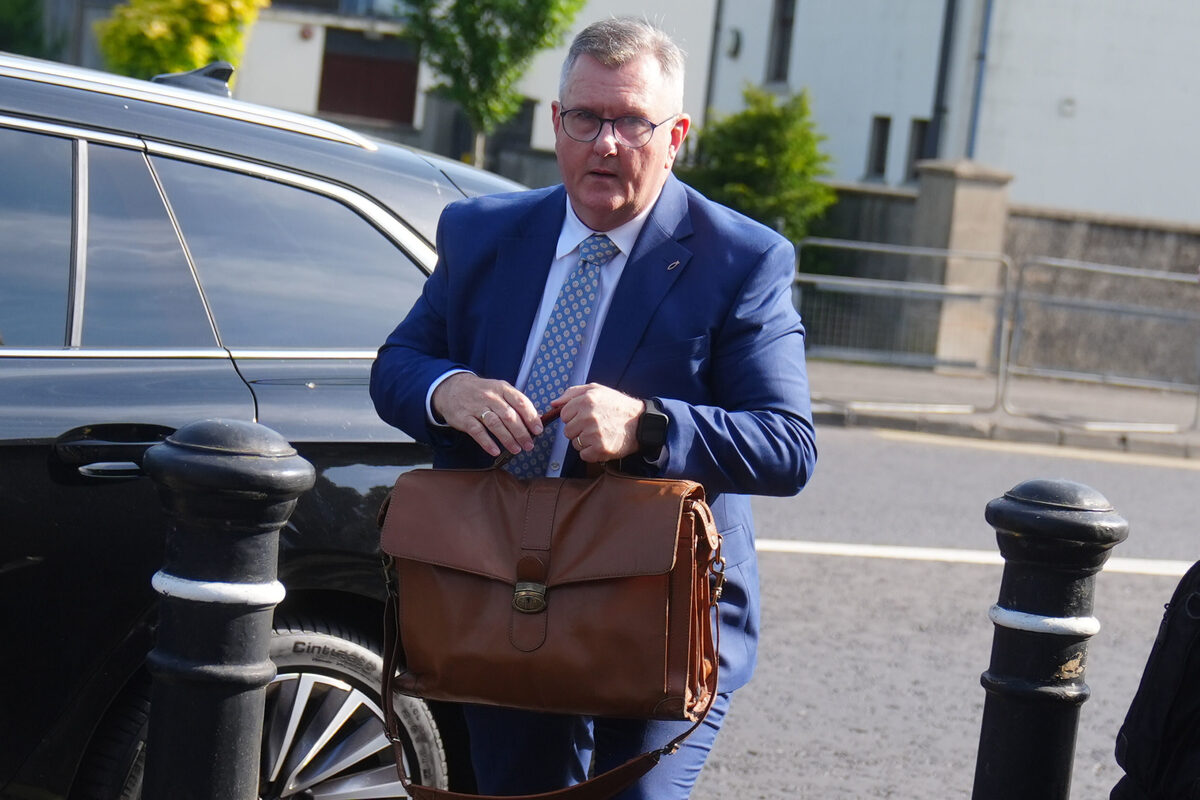 Jeffrey Donaldson llega al tribunal de Newry |Foto: Agencia Ap