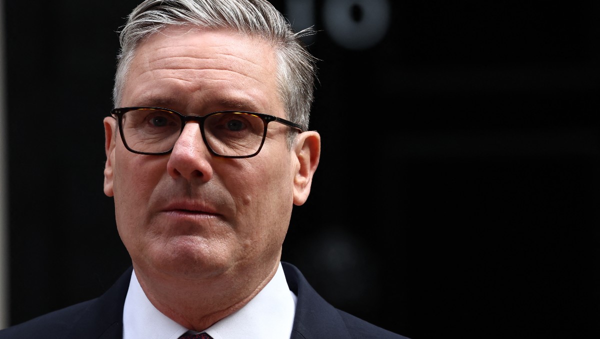El primer ministro británico, Keir Starmer, hace una declaración sobre su futuro frente al número 10 de Downing Street. | AFP