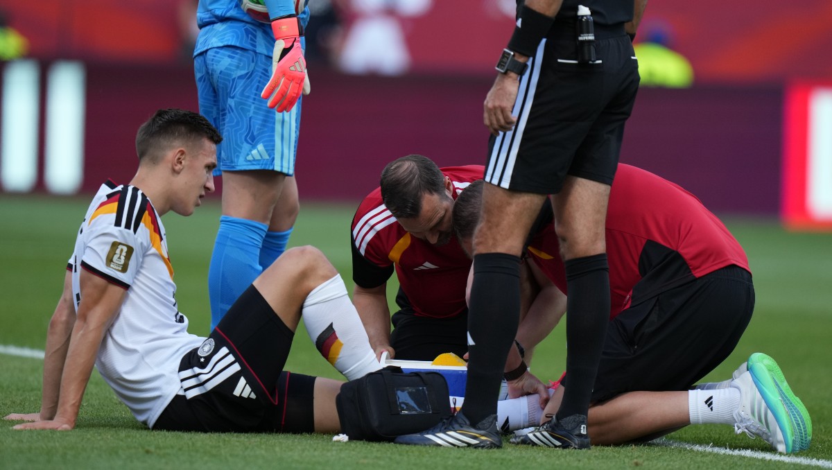 Nico Schlotterbeck, defensa de Alemania, se pierde el resto del Mundial por lesión de tobillo (AP)