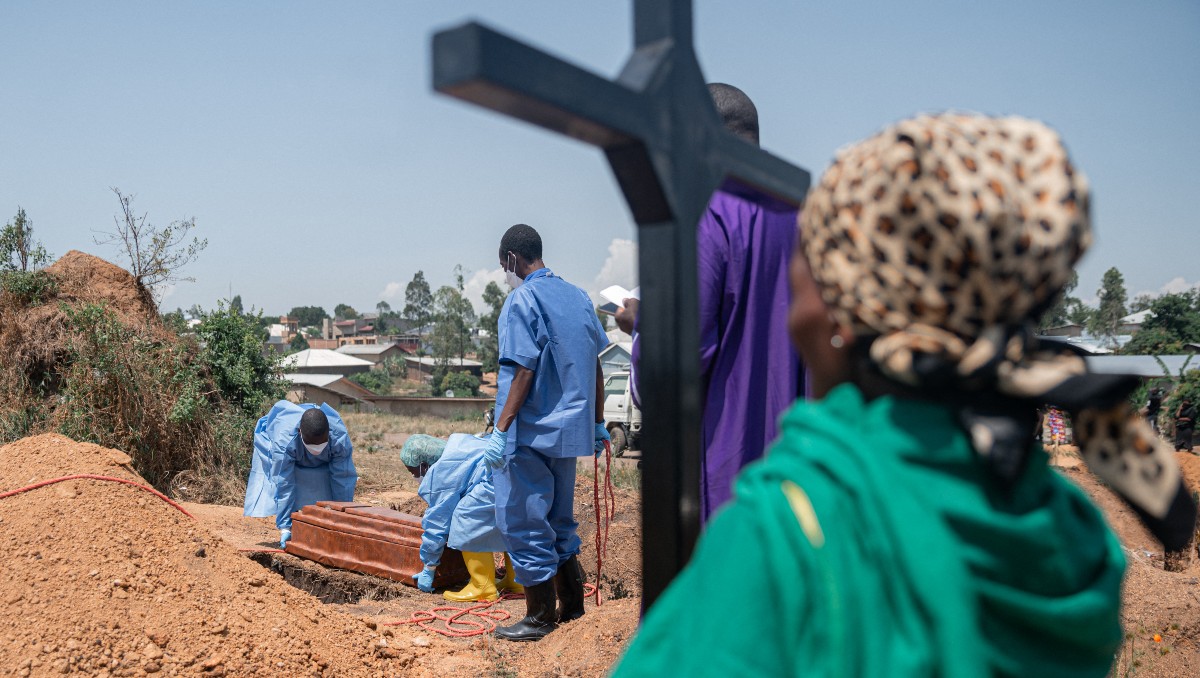 Preparan el cementerio de Mbiyo para el entierro del cuerpo de un cuarto huérfano que falleció a causa de la enfermedad del virus. | AFP