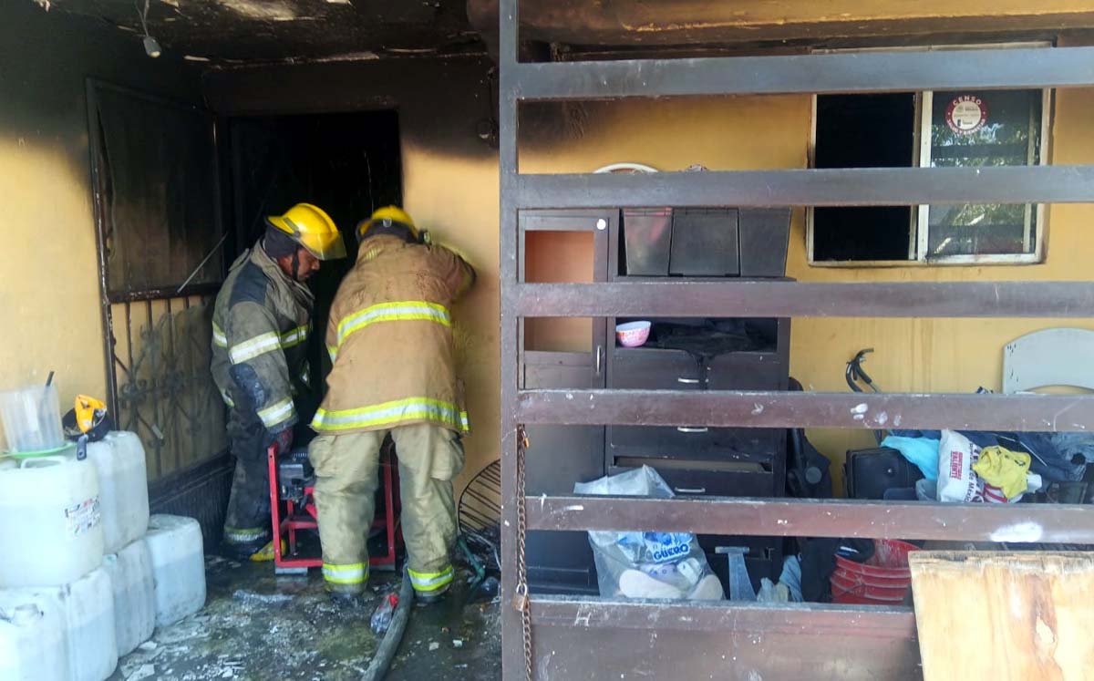 Rescatan a vecina de incendio en Torreón. | Foto: Eunice Muñoz