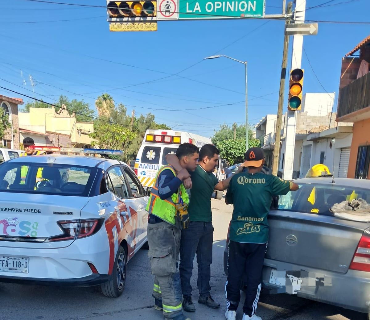 Un aparatoso accidente en el cruce de Corregidora y La Opinión dejó un pasajero atrapado dentro de un auto.| Especial.