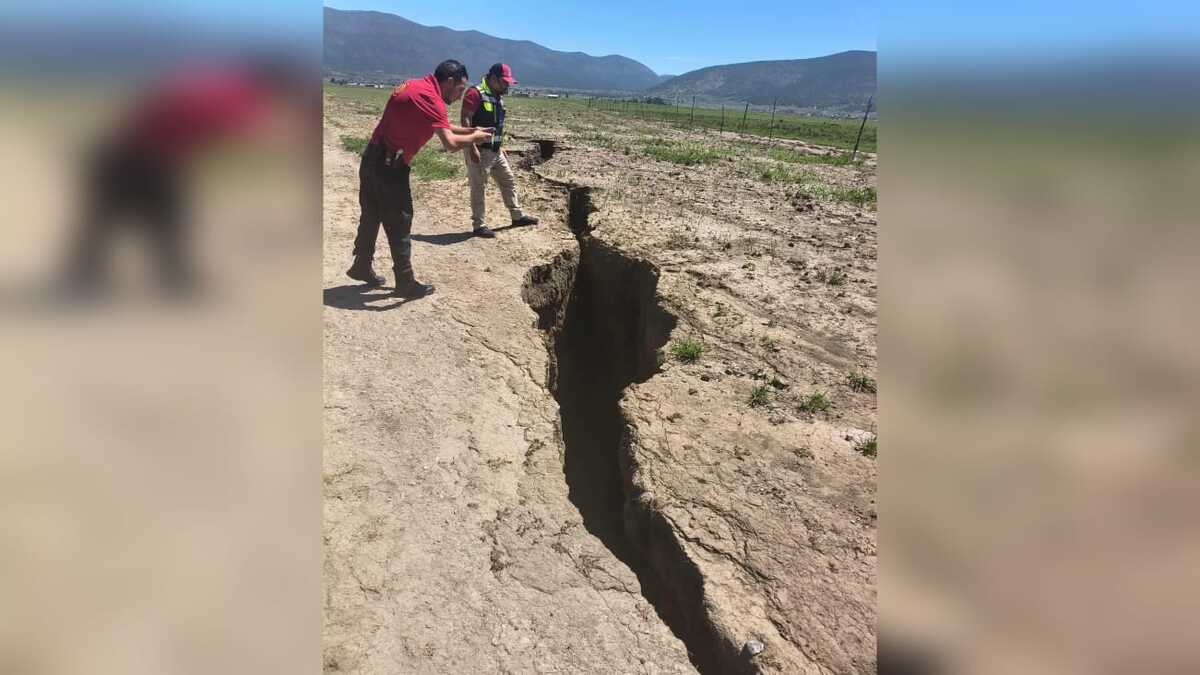 En Arteaga, aparece grieta de 200 metros y cierran la zona. | Kevin Carranza.