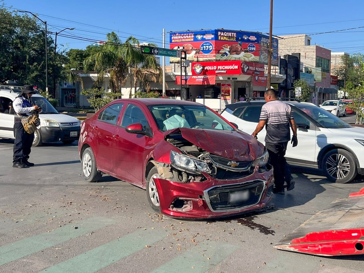 Ambos aseguraron tener la luz verde del semáforo, por lo que el caso fue turnado para determinar responsabilidades.