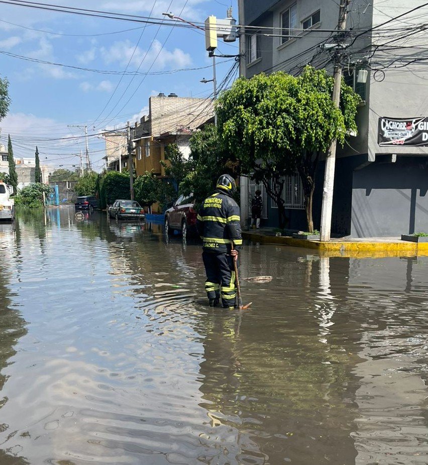 Bomberos capitalinos atienden un encharcamiento por acumulación de lluvia. | Jefe Vulcano Cova vía X