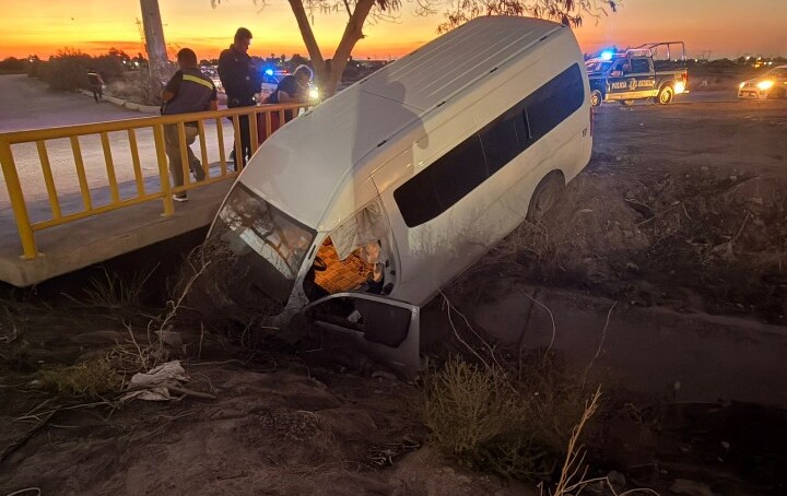 Gómez Palacio: Camioneta de transporte de personal cae-a-canal