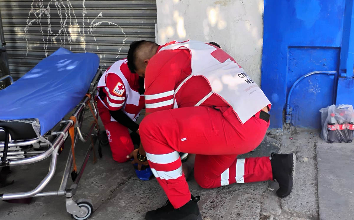 Camión arrolla a ciclista en el Centro de Torreón. | Foto:  Cortesía Protección Civil