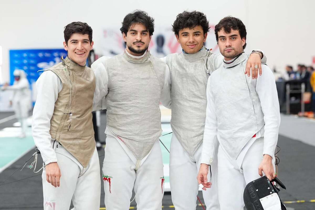 El esgrimista coahuilense subió al podio con la selección mexicana de florete en Lima, Perú, tras vencer a Brasil.| Especial.
