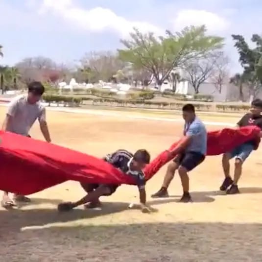 La FGR investiga formalmente a un grupo de influencers por manipular la Bandera Monumental en Iguala. | Captura de Pantalla