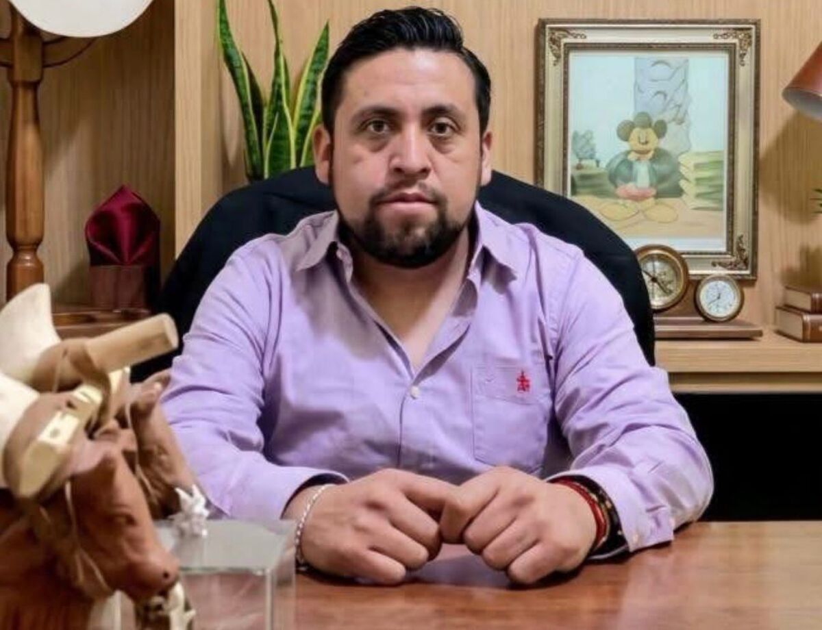 Un grupo armado embosca al exalcalde de Miahuatlán, Oaxaca, José Alberto Martínez. Reportan un escolta muerto y un operativo coordinado en la zona.