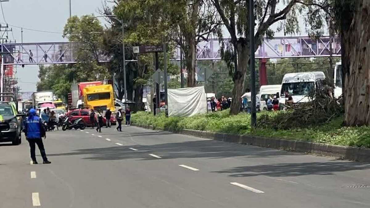 Un grupo de manifestantes bloqueo la calzada Ignacio Zaragoza y Julián de los Reyes, en la colonia Juan Escutia. | Foto: Facebook @Soy Marina