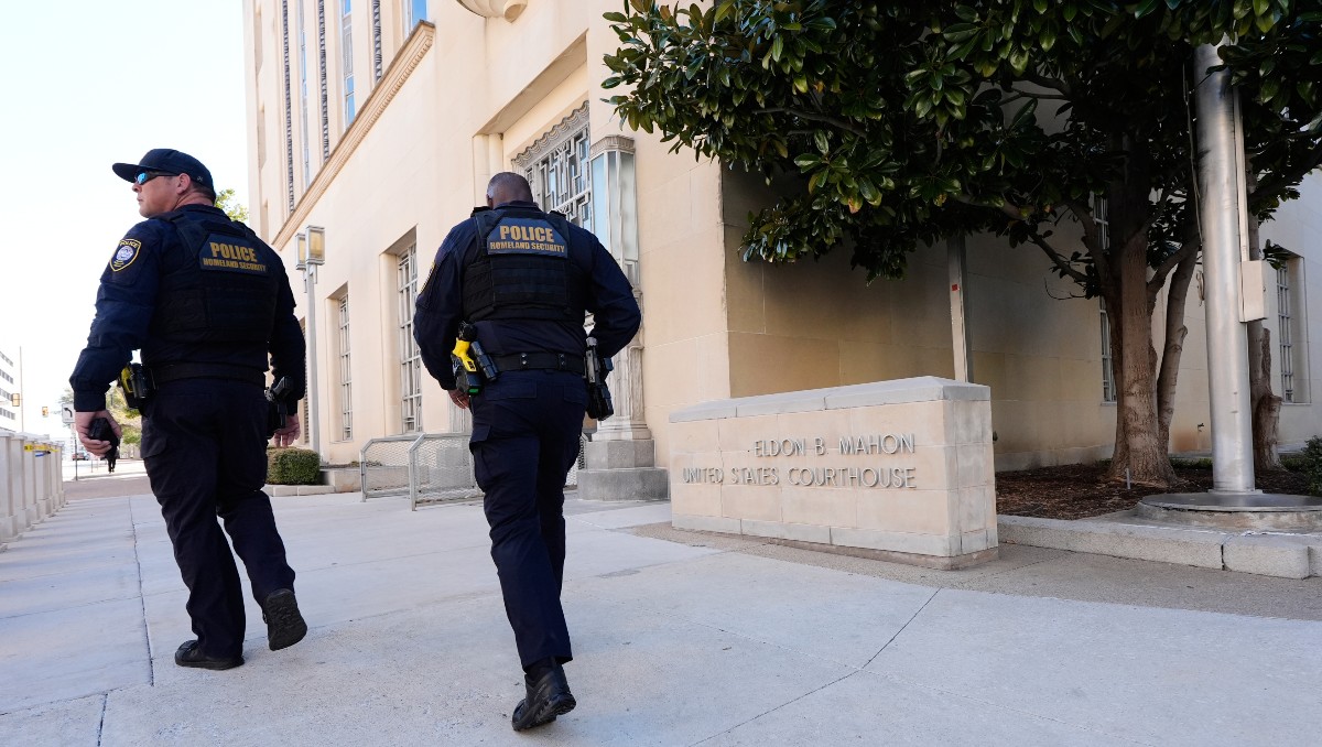 Guardias de seguridad en la Sala de Tribunales Eldon B. Mahon en Fort Worth, Texas. | AP