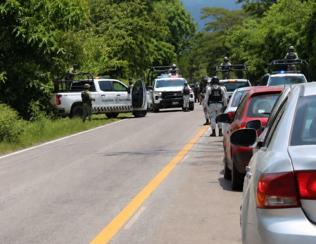 Localizan el cuerpo sin vida de un hombre dentro de un contenedor a orillas de la carretera federal en Petatlán | Especial