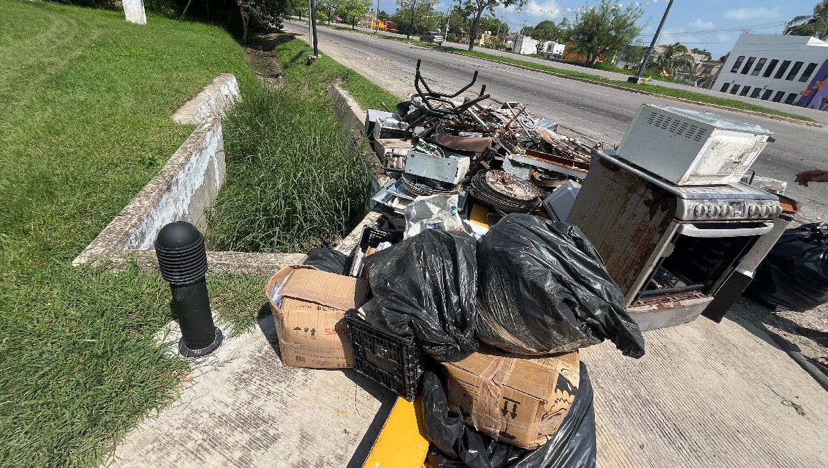 Personal de Servicios Públicos de Tampico retiró toneladas de basura y lodo de canales pluviales. (Yazmín Sánchez)