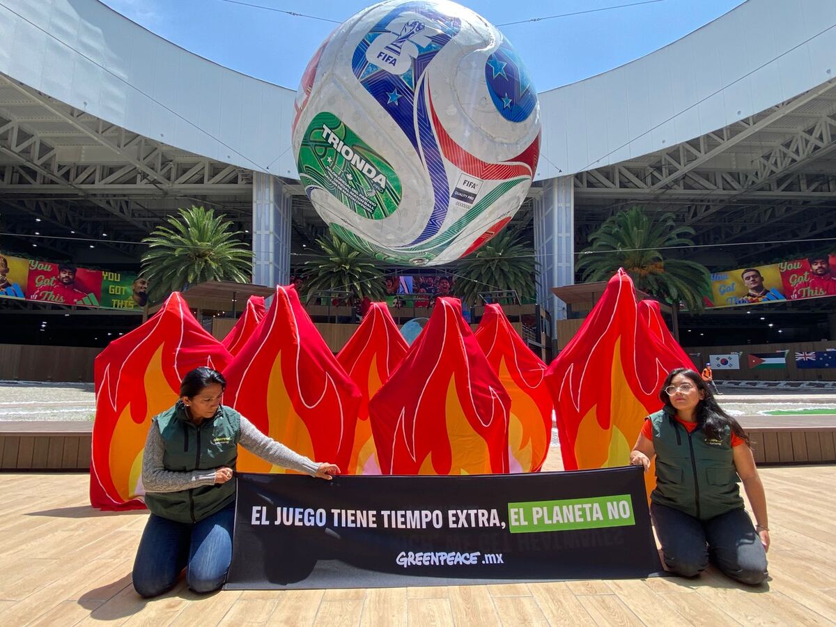 Protesta en el AICM vincula Mundial 2026 con crisis climática | Especial