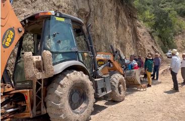 Grandes rocas y escombros quedaron sobre el camino hacia San Bartolomé. (Cortesía)