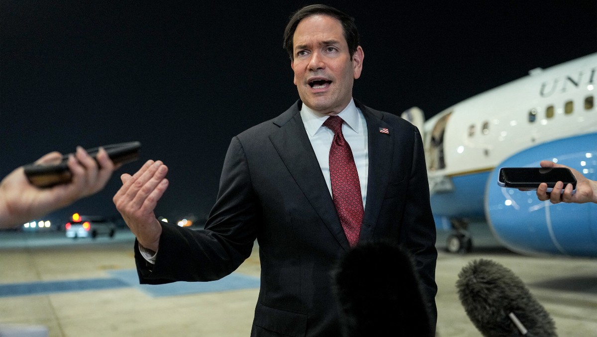 El secretario de Estado estadunidense, Marco Rubio, en su llegada al aeropuerto ejecutivo de Al-Bateen en Abu Dabi el 23 de junio. | AFP