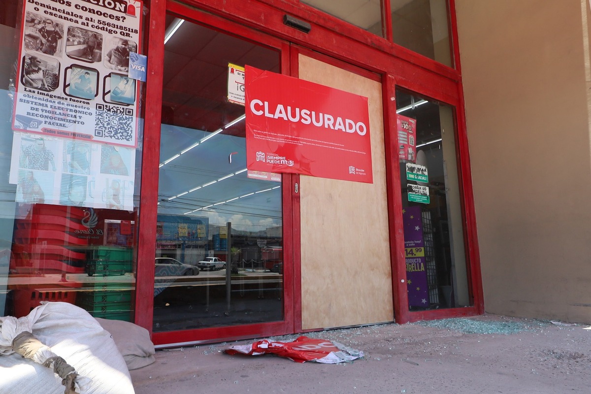Sello de clausura de tienda de importaciones fue violentado; se destruyó por completo el cristal del acceso principal | Verónica Rivera