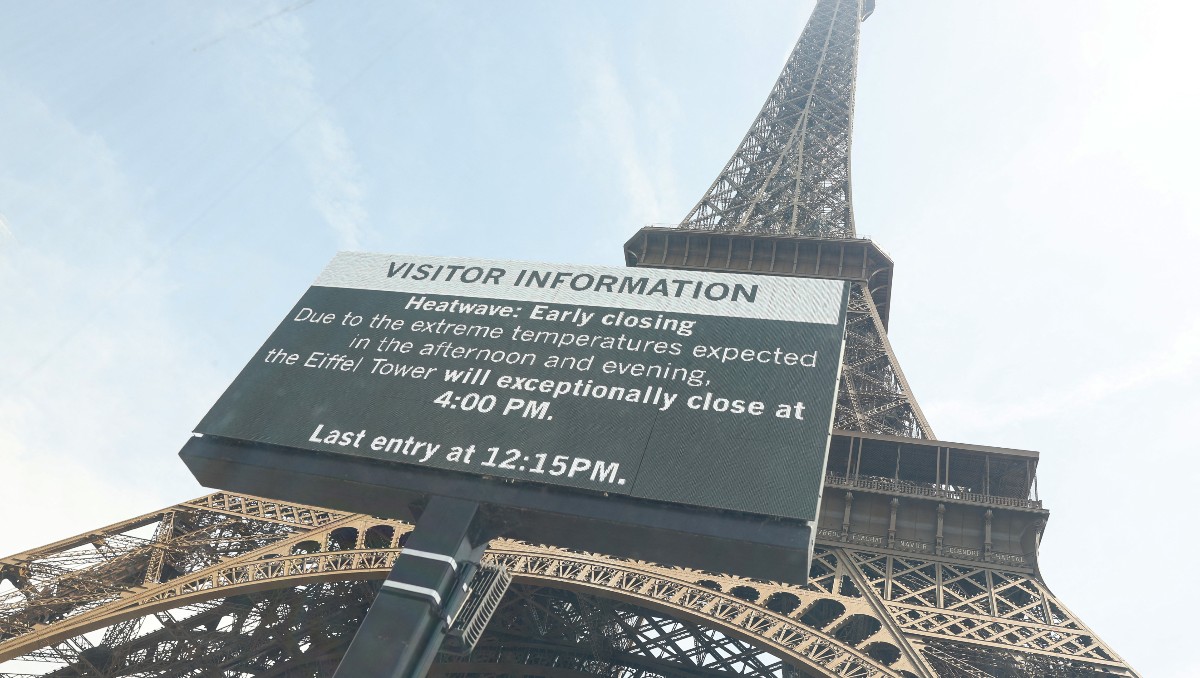 La Torre Eiffel con una pantalla gigante anunciando su cierre anticipado debido a la ola de calor en París. | AFP