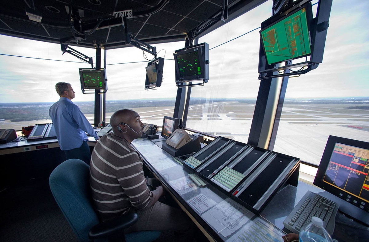 Controladores aéreos son esenciales para espacio aéreo de EU