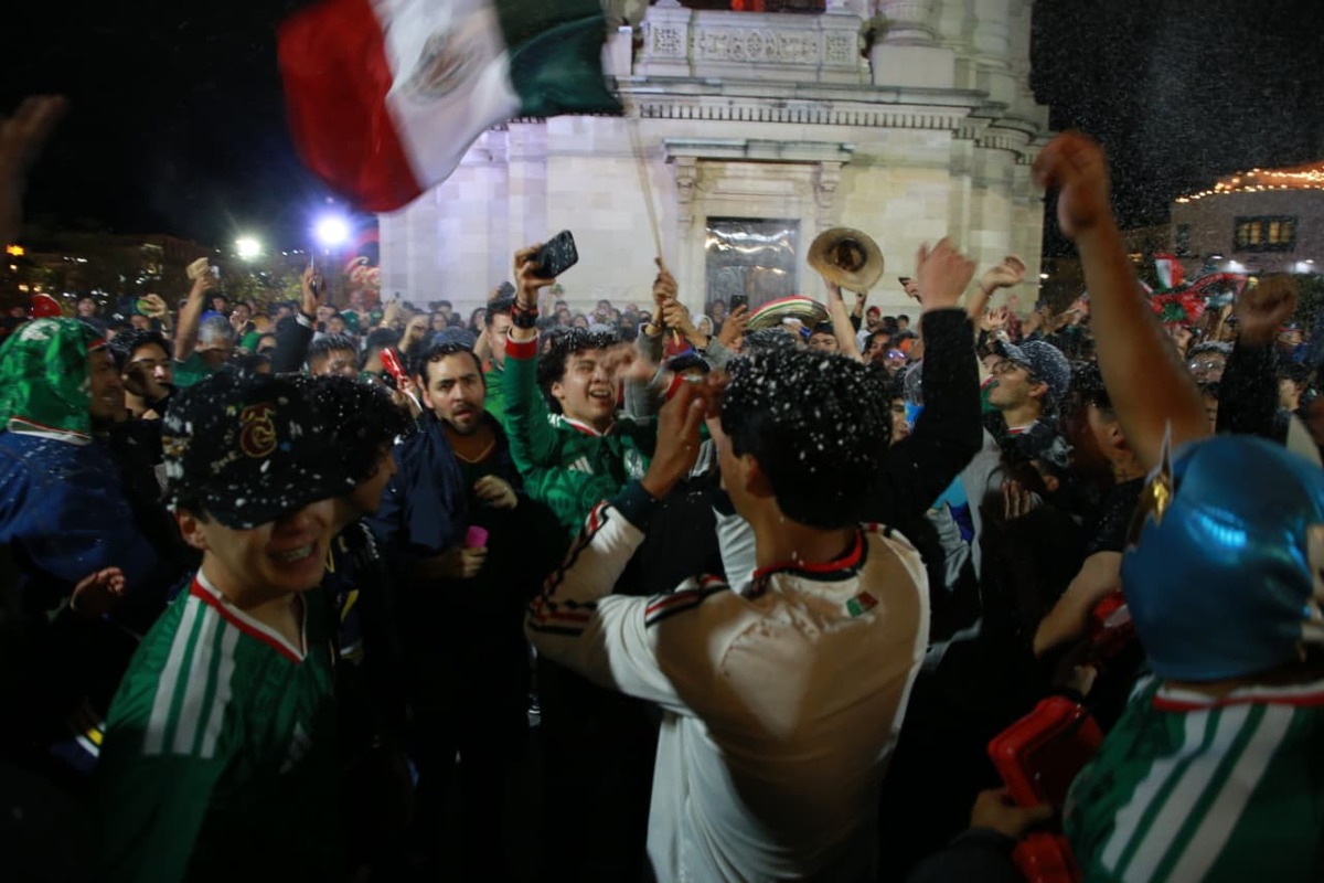 Aficionados toman el Reloj Monumental para festejar triunfo de México contra Chequia y el primer lugar de grupo. (Jorge Sánchez)