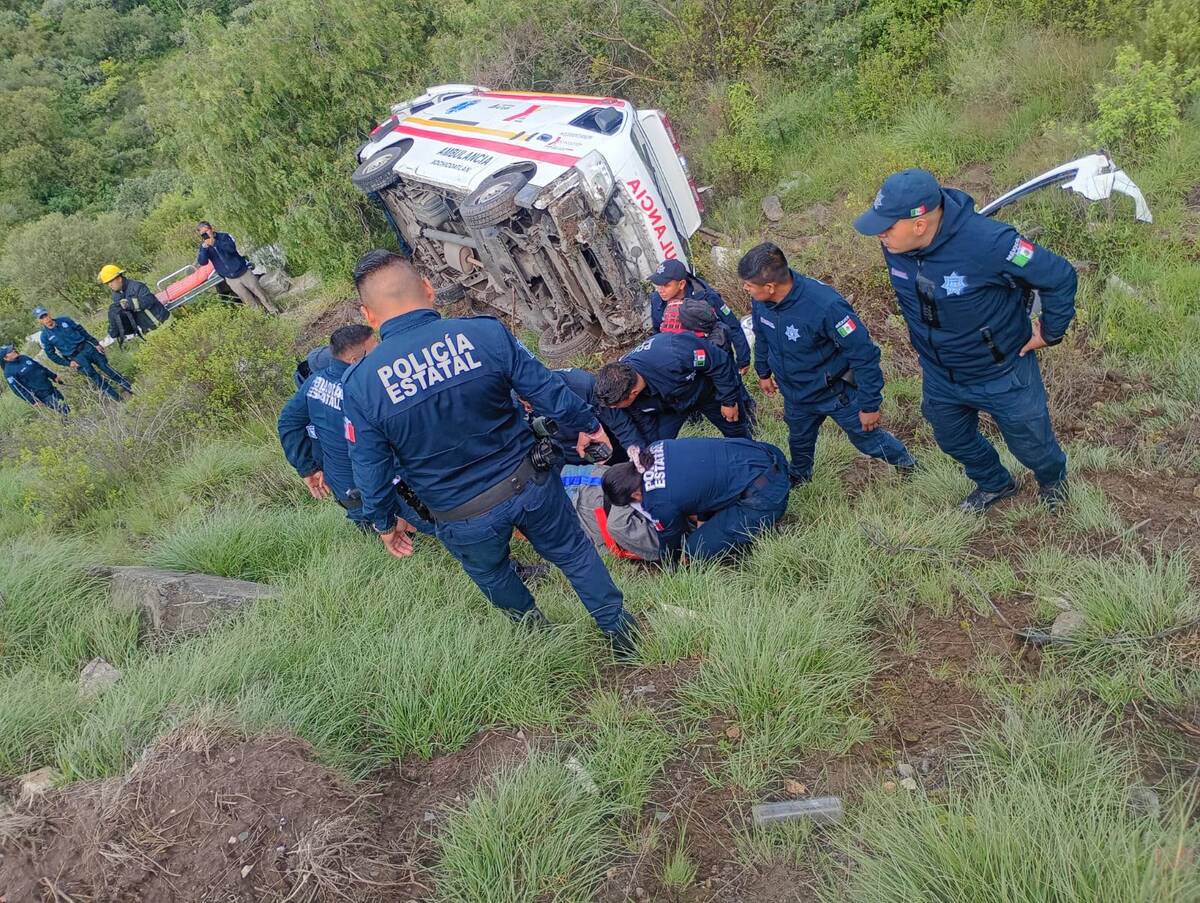 Ambulancia se va a barranco en la carretera Pachuca-Real del Monte. (Fotos Cortesía: Secretaría de Seguridad Pública de Hidalgo)