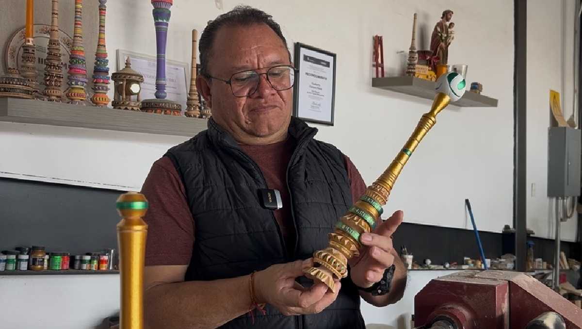 El artesano muestra su creatividad durante las celebraciones por el Mundial 2026. | Foto: Bernardo Jasso