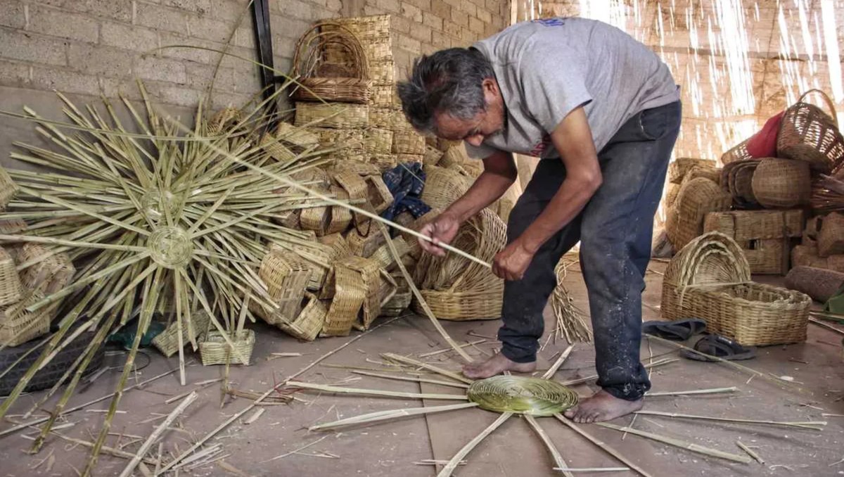 Artesanos del carrizo en Ajalpan, se preparan para el Día de Muertos | Melanie Torres