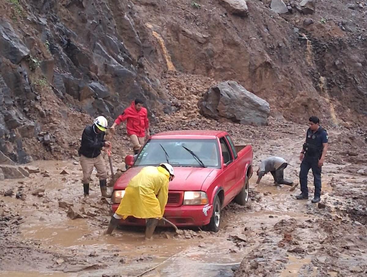Camioneta se atasca en zona de deslaves. (Cortesía)